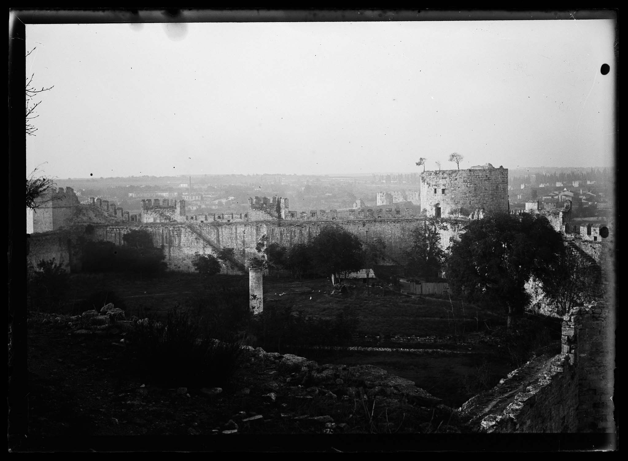 Tours et courtines vues depuis un chemin de ronde